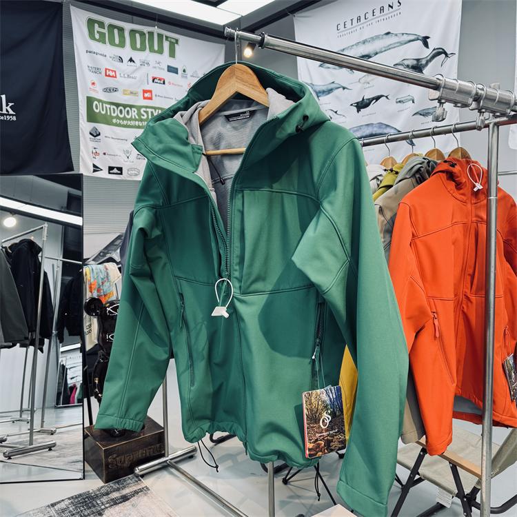 Affordable Series of Unisex Windproof, Warm, Water-Repellent, Scratch-Resistant and Wear-Resistant Outdoor Softshell Jackets