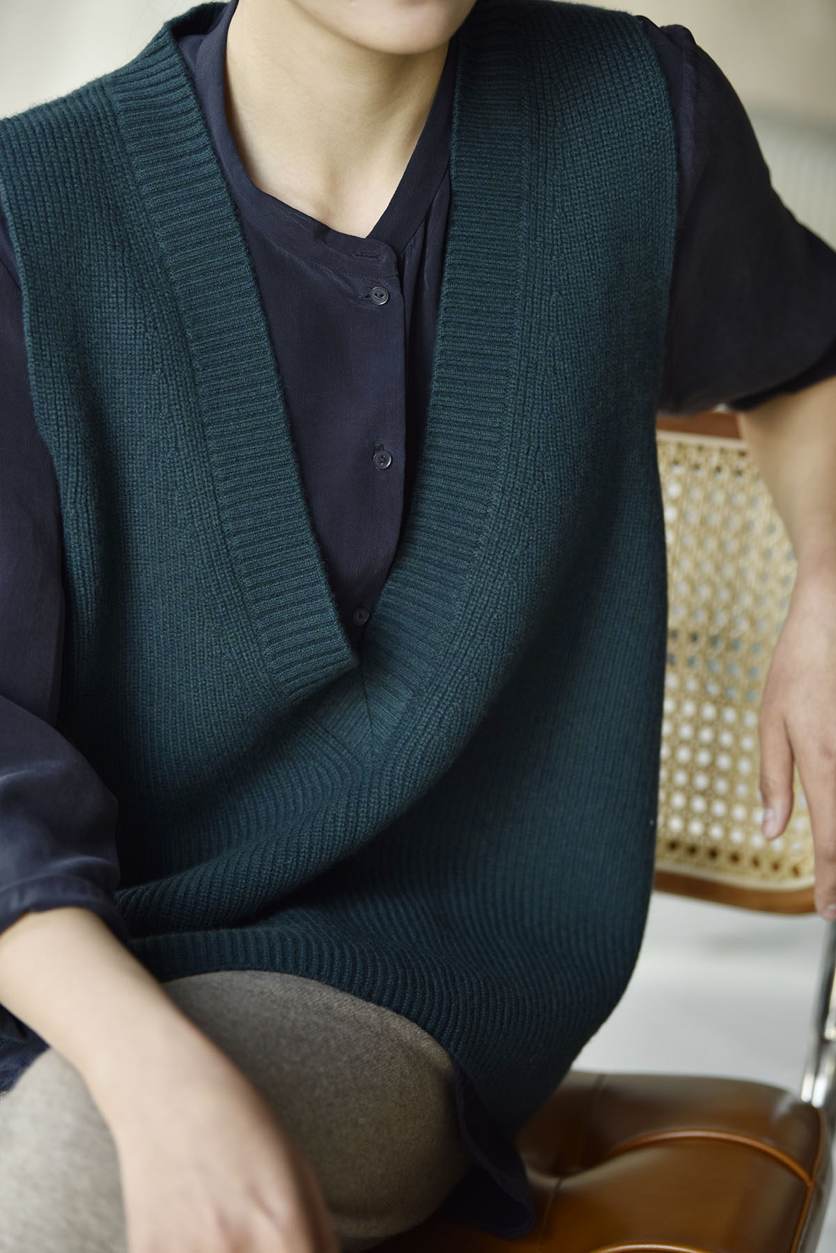 APC waistcoat sweater sleeveless wool knit vest woman autumn and winter kan shoulder outside hitch waistcoat deep V neckline head cashmere sweater