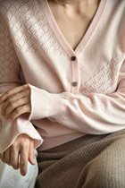 APC early autumn sharing method Cubic knitted lace with small hollowed-out V collar horn sleeve pure cashmere cardiovert