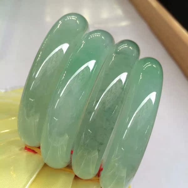 冰绿翡翠手镯成都一手货源_翡翠手镯批发_玉手镯批发_玉镯批发_翡翠玉镯