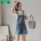 ນຸ່ງເສື້ອສັ້ນ denim suspender ສໍາລັບນັກສຶກສາ 2024 summer jumpsuit ບາດເຈັບແລະມ້ວນ hem scratched denim ຂາກວ້າງຂາສັ້ນສໍາລັບແມ່ຍິງ