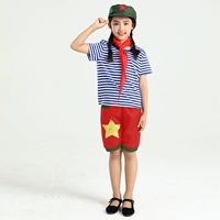 Красные шорты, шейный платок, шапка, короткий рукав