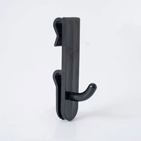 Двойной одинарный крючок среднего размера черного цвета.