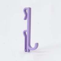 Маленький двойной одинарный крючок фиолетового цвета.