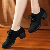 В осенних танце