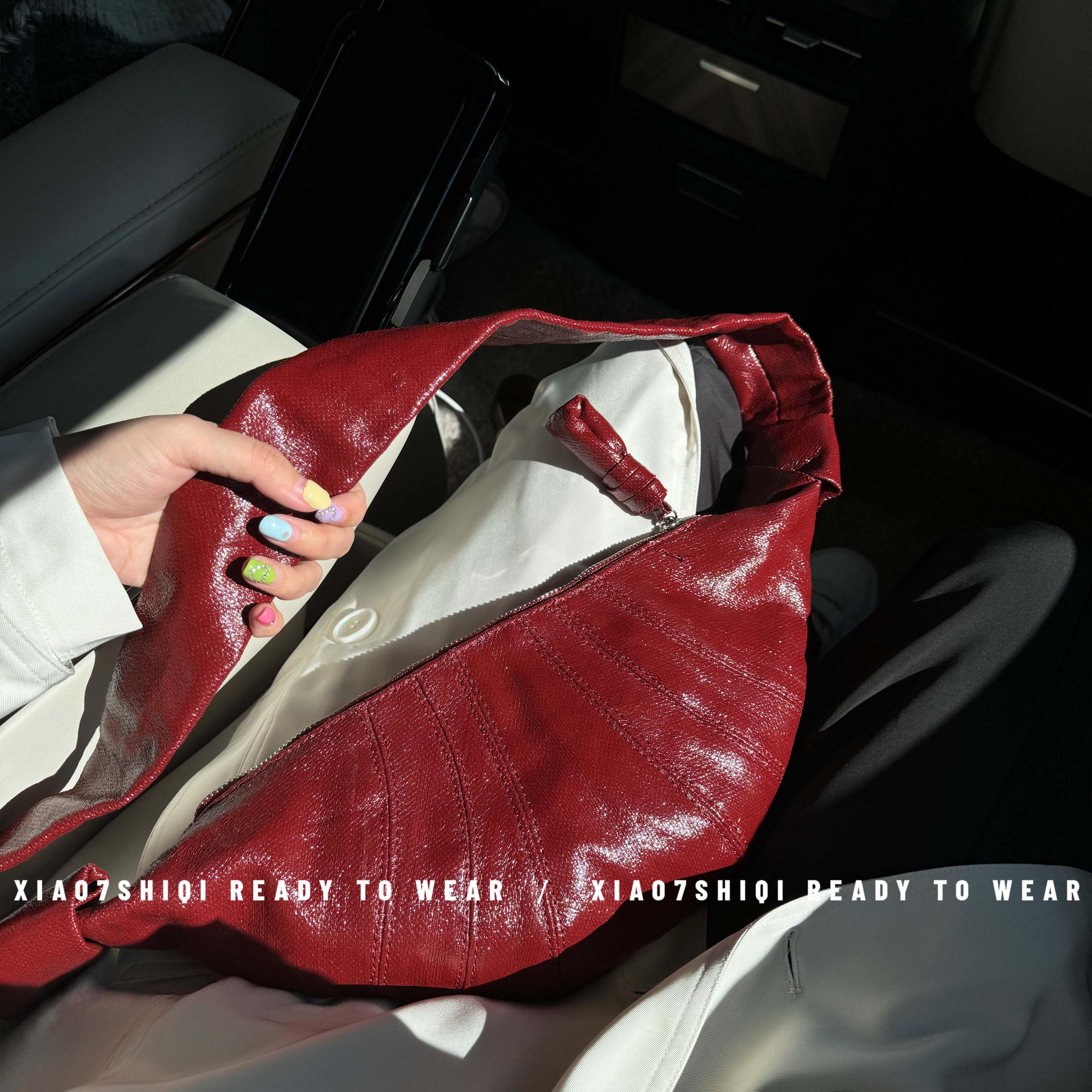 とても素敵なバーガンディカラーです！クリスマスレッドのクロワッサン3色パテントレザーコーティングクロワッサンバッグ！