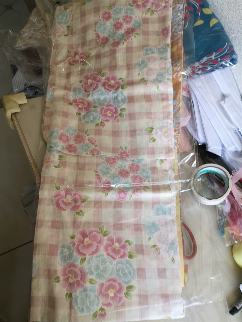 Выход из японской формальной и кухонной одежды, летом кюкатa традиционный стиль путешествия, съемка, японская секретная комната, сценарий