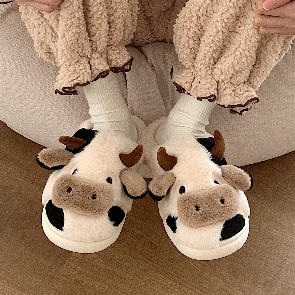 New fashion home non-slip plush shoes female winter student dormitory cute cartoon cow Baotou warm cotton slippers