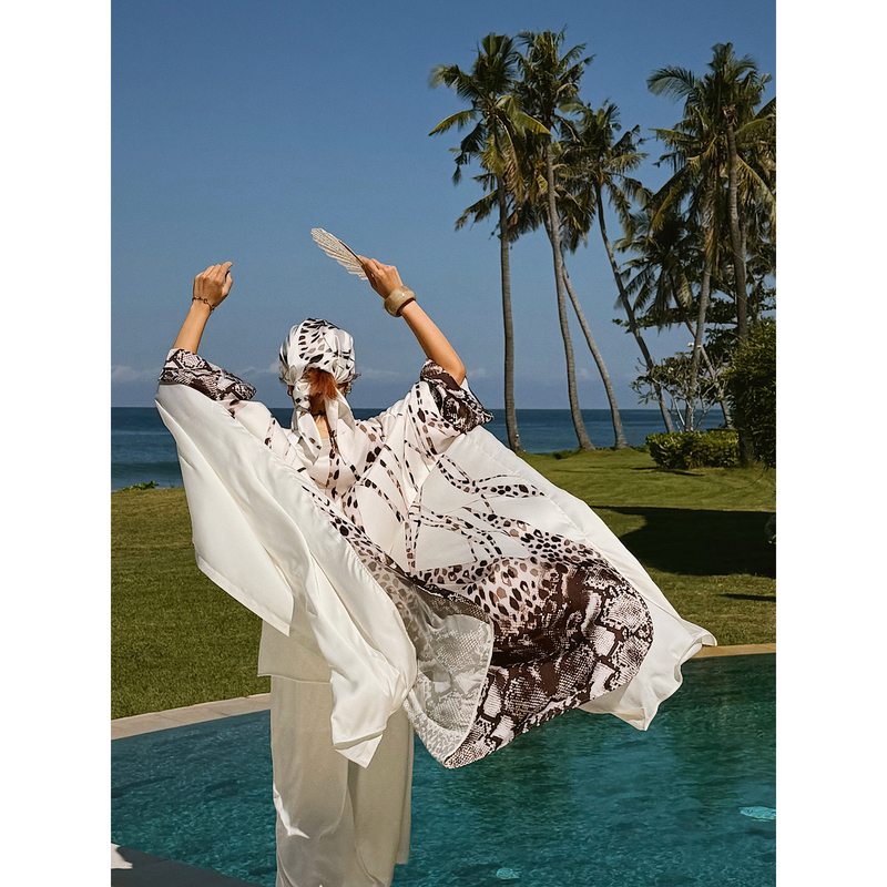 Moershop's "Qilao's Favorite Private Collection, Bold Robe Style Cardigan with a Light and Thin, Positioning-Dyed Satin Finish, Mid-Length Style Cardigan