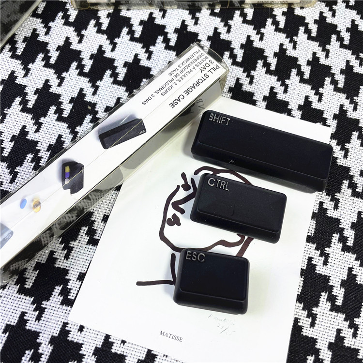 Foreign single creative moisture-proof sealed portable keyboard small three-compartment medicine box 01074