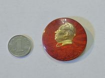 Antiques and cultural relics collection: Chairman Mao badge (plastic material) 3 7*3 7cm #0086