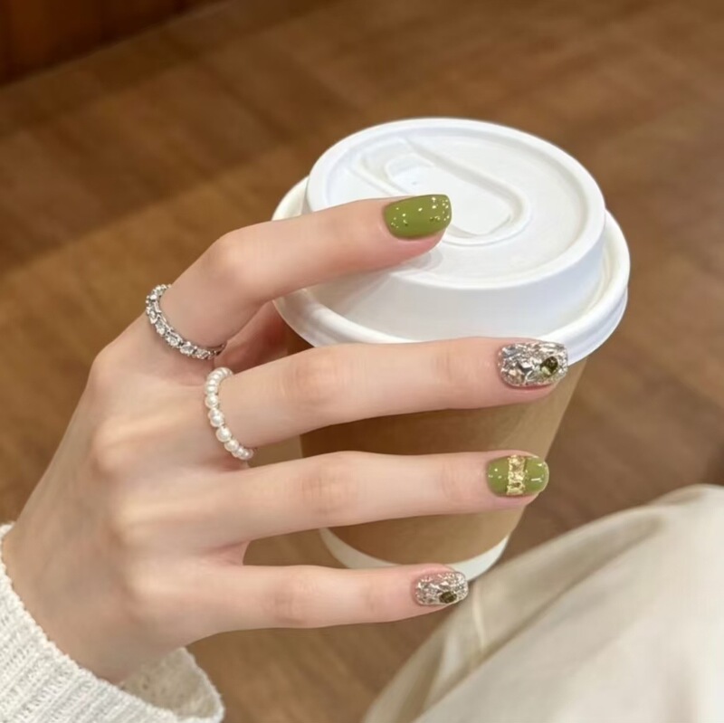 Avocado Green Handmade Wearable Nails, Summer Fresh Sparkling Diamond High-Quality Nail Art Patches, Removable Short Style That Makes Skin Look Fairer