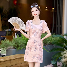 小个子连衣裙女2024新款夏季气质名媛高端精致法式方领碎花裙子，女装连衣裙，众宇琦