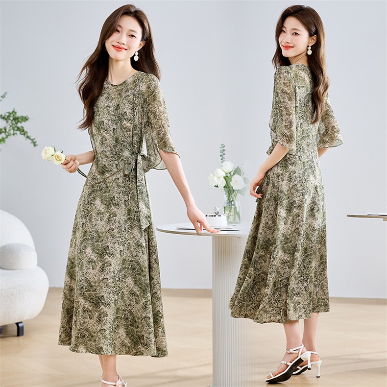 （现货）2025夏季新款优雅气质减龄遮肚子显瘦碎花A字连衣裙，女装连衣裙，恋慕依尚