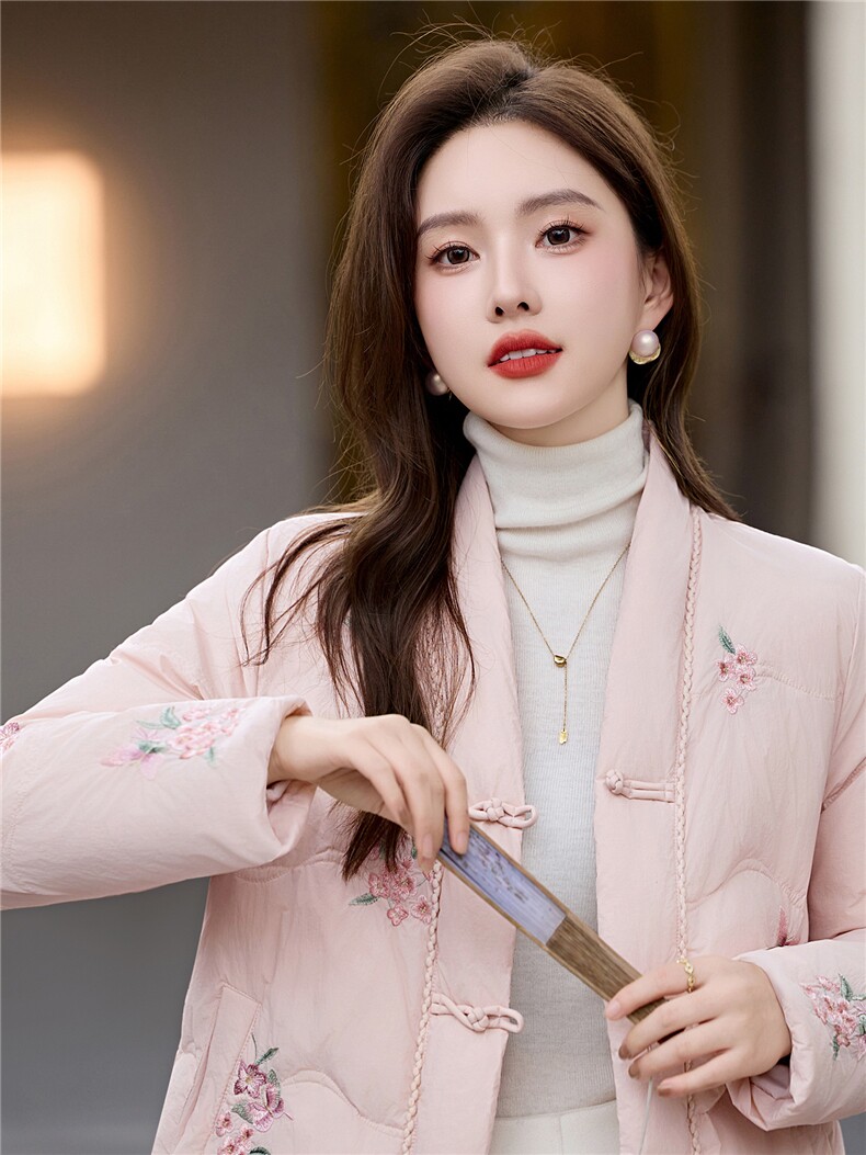 时尚立领绣花羽绒服女2025冬季新中式宽松洋气短款90白鸭绒外套,女装羽绒服,伊航服饰
