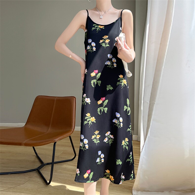 缎面碎花吊带裙宽松显瘦黑色印花连衣裙真丝醋酸夏季漂亮长裙子，女装连衣裙，圣丽羊绒