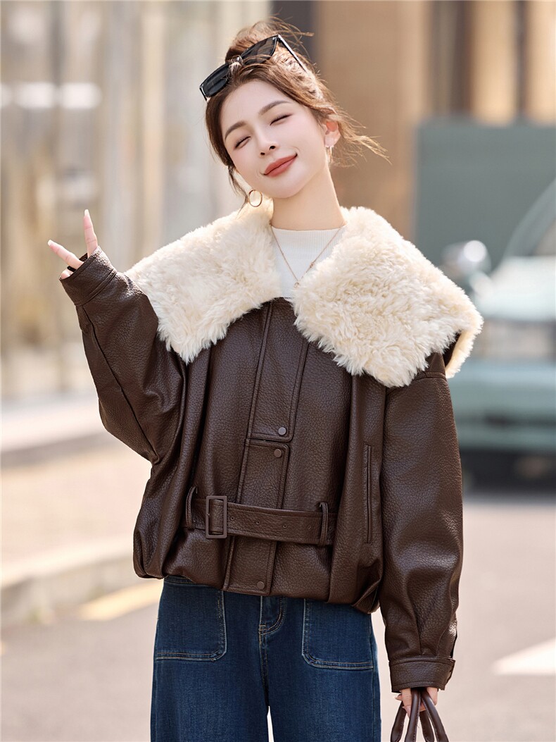 现货。现货。2025年皮衣拼接仿羊羔毛白鸭绒短款羽绒服,女装羽绒服,伊仟回