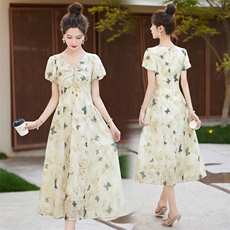 Tumpi时尚减龄蝴蝶碎花V领连衣裙女装2025夏季新款气质设计感裙子，女装连衣裙，贵人树