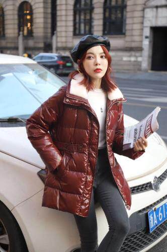 2021冬款上新拼羊羔绒领收腰设计90白鸭绒羽绒服,女装羽绒服,红雀纺