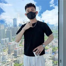 黑色