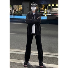 黑色