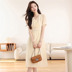 2026夏季新款淡黄色V领连衣裙泡泡袖收腰盘扣显瘦中长款气质茶歇，女装连衣裙，艾米