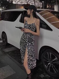 设计感吊带连衣裙图片