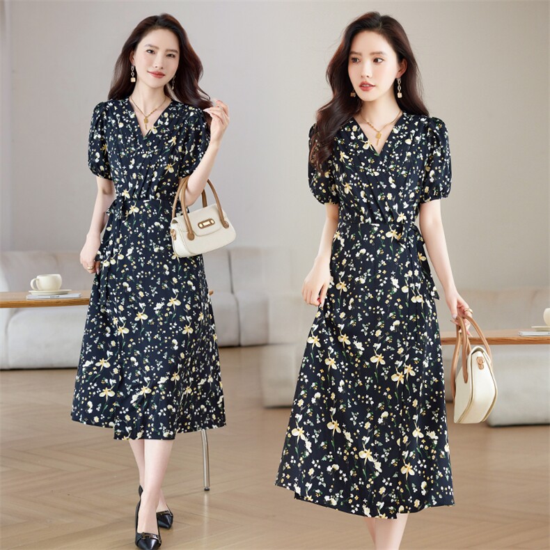 现货可推可退现2025夏季新款碎花雪纺V领气质连衣裙女，女装连衣裙，时尚风爆