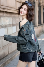 现货2025年女秋季新款气质翻领绣花牛仔外套，女装短外套，英标秀（1C119）