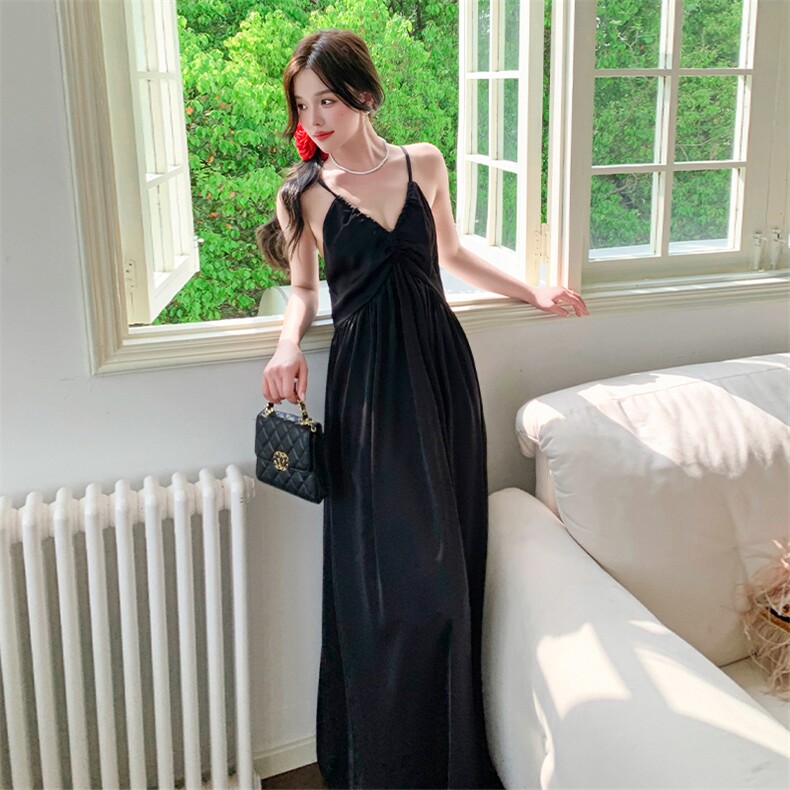 法式浪漫黑色V领吊带连衣裙女夏季2025新款赫本温柔风气质a字长裙，女装连衣裙，倪叶myz