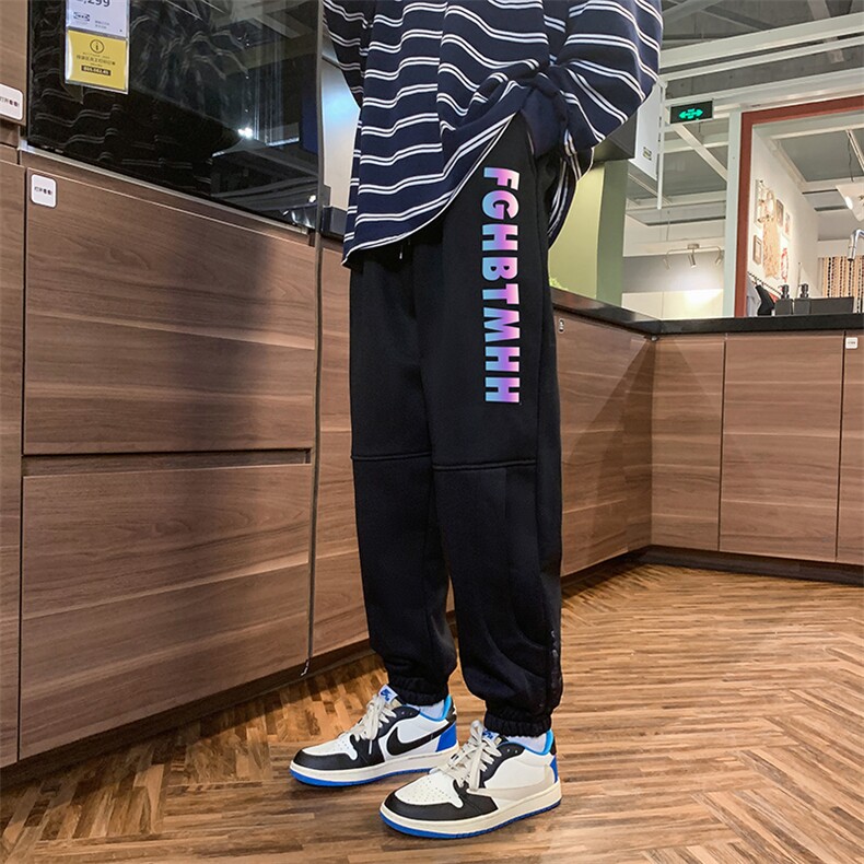 2025春季新款字母反光印花潮流束脚长卫裤，男装休闲裤，电商A011（原4039）