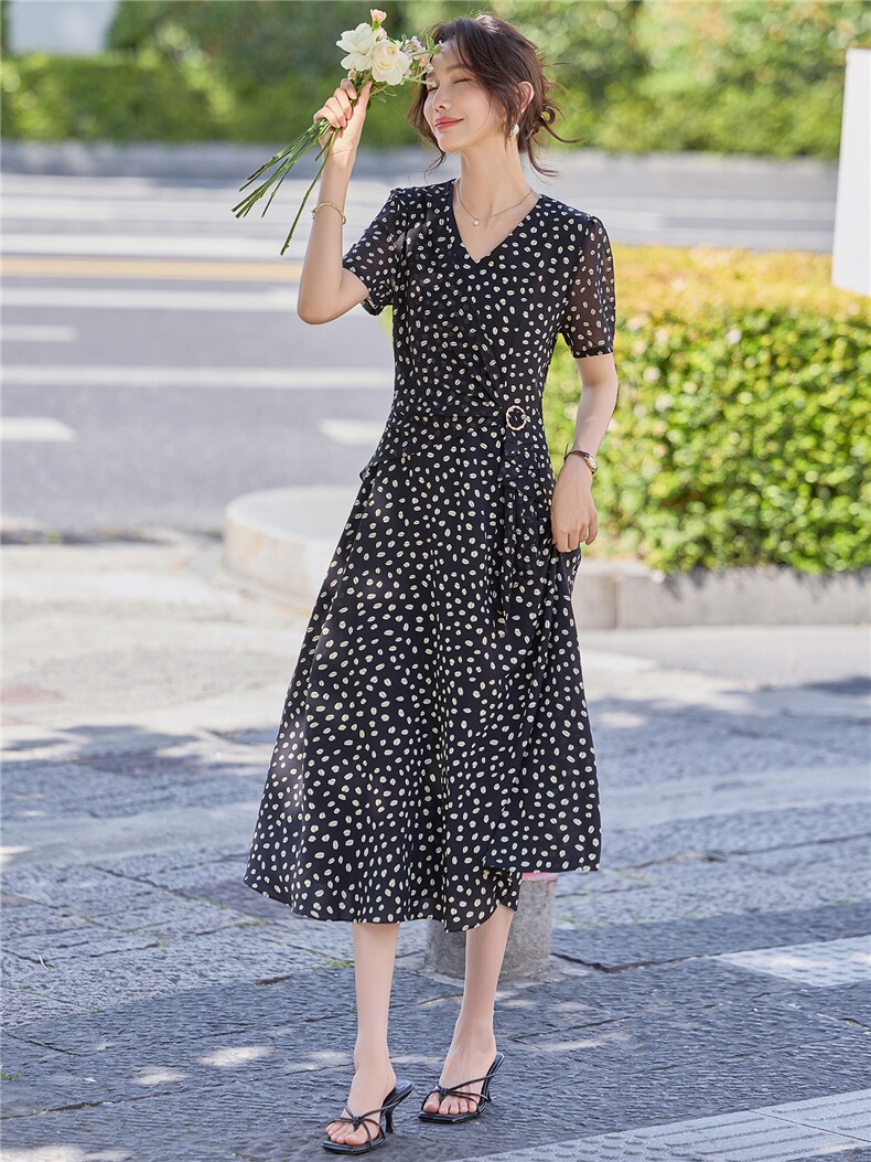 现货优雅2026年夏季好看印花显瘦气质女人味沙滩通勤连衣裙,女装连衣裙,木橙西子