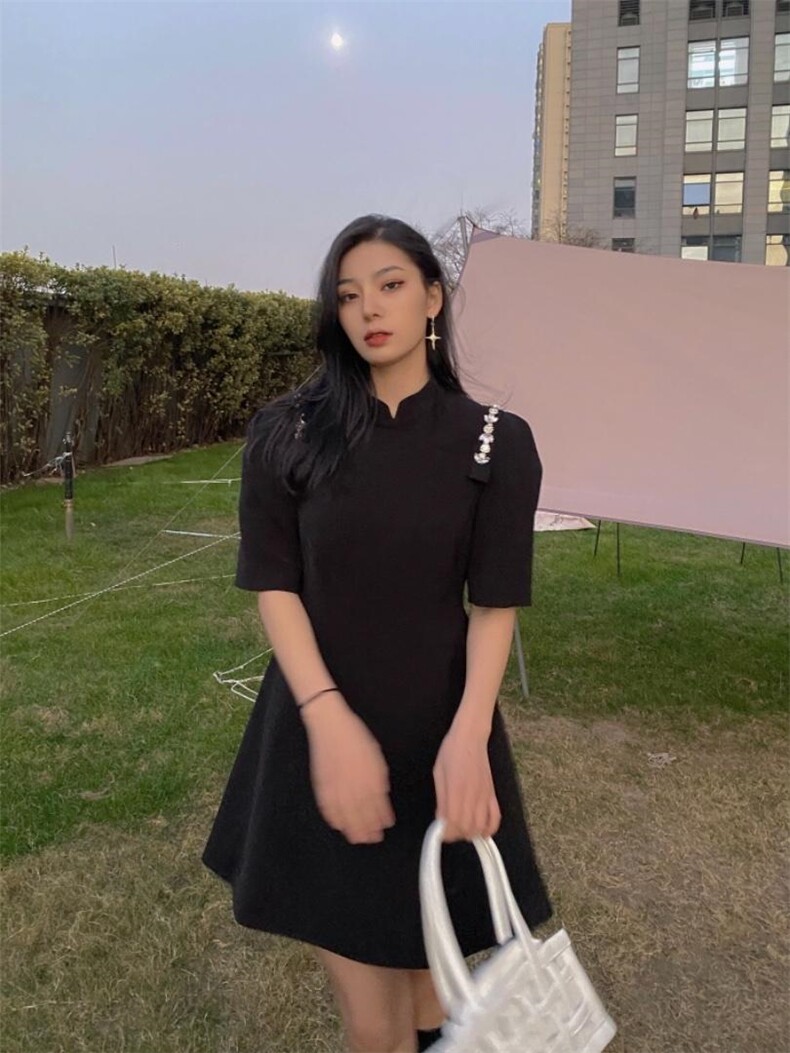 网红连衣裙，女装连衣裙，依姿黛