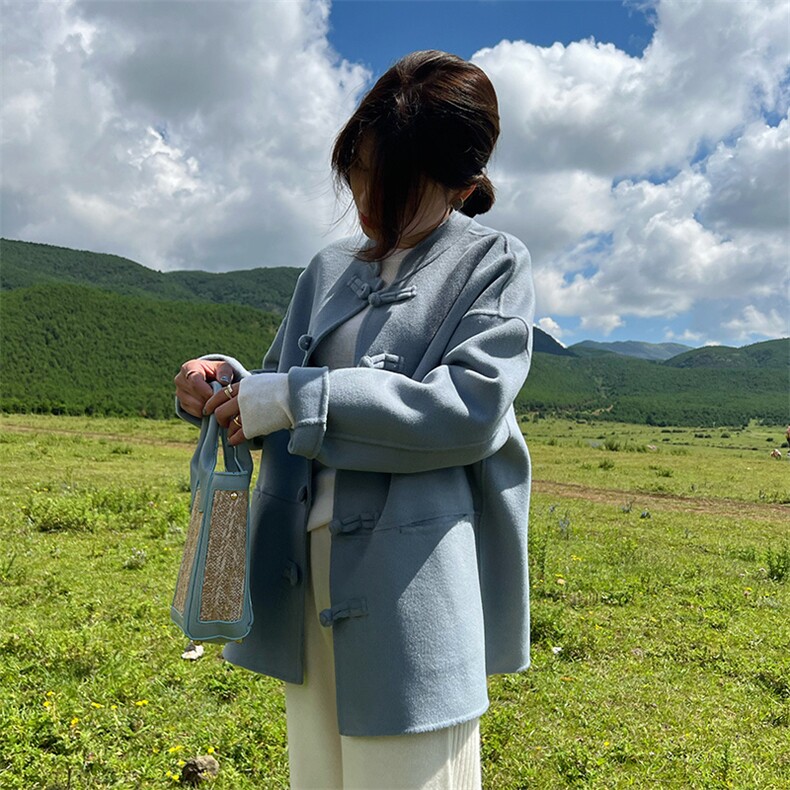 2025年夏季修身型短款常规长袖纯色单排扣新中式盘口唐装时尚百搭,女装双面呢大衣,蒙绒特