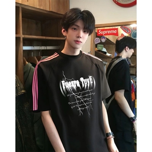 抖音得物品质二开240克宽松纯棉美式潮牌印花三条杠中性风短袖T恤,男生长款开衫毛衣怎么搭配什么裤子好看图片