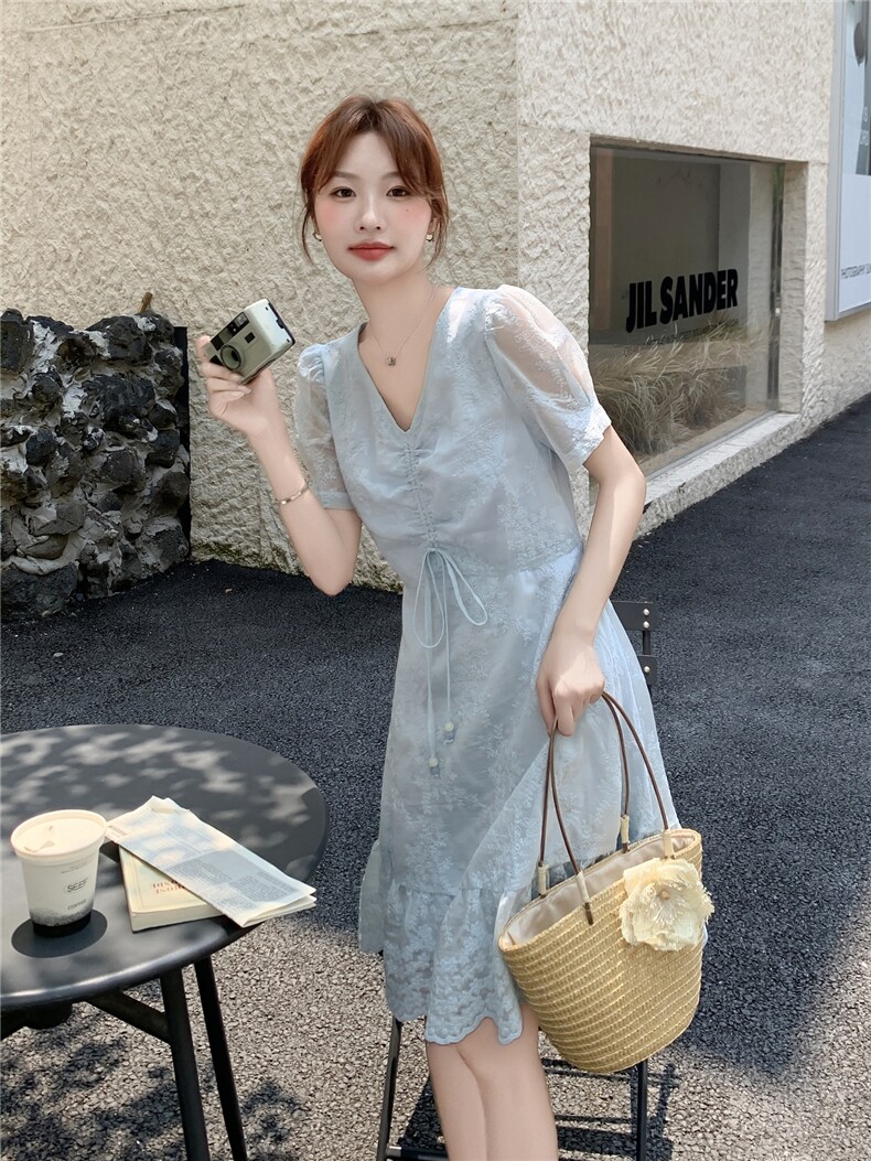 浅蓝色法式精致刺绣V领连衣裙女2026夏季新款巨好看气质减龄,女装连衣裙,霓裳依族