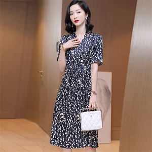 杭州真丝丝绸连衣裙女装2023夏季新款桑蚕丝v领碎花显瘦气质a裙子图片