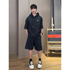 黑色