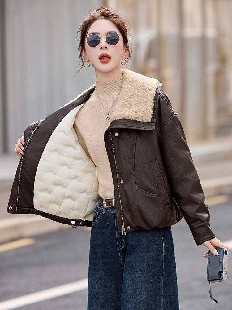 羊羔毛领拼接PU皮羽绒服女2025冬季新款小个子气质显瘦白鸭绒外套,女装羽绒服,衣之秀