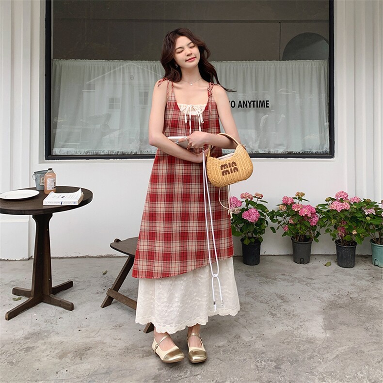 森系田园风红色格纹连衣裙女2025夏季新款超火蕾丝拼接漂亮吊带裙,女装连衣裙,浙宝220