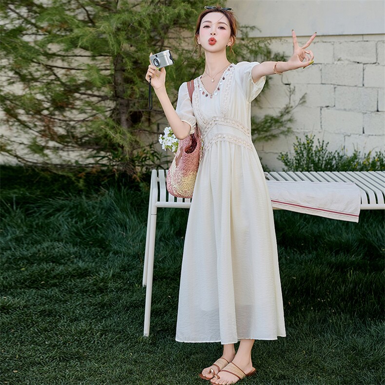 法式白色绝美波西米亚连衣裙女夏2025新款收腰显瘦巨好看气质长裙,女装连衣裙,依路服饰