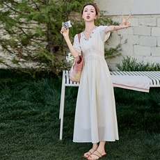 法式白色绝美波西米亚连衣裙女夏2025新款收腰显瘦巨好看气质长裙，女装连衣裙，依路服饰