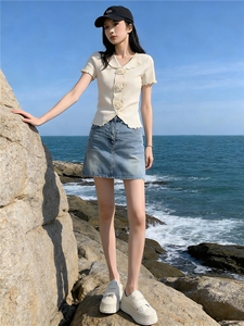 高级感时尚减龄套装女夏V领立体花朵短袖上衣蓝色牛仔短裙两件套图片