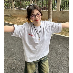 万针全刺绣工艺抖音得物高品质260克重磅纯棉双纱美式高街短袖T恤,浅蓝色外套搭配黑色t恤可以吗图片