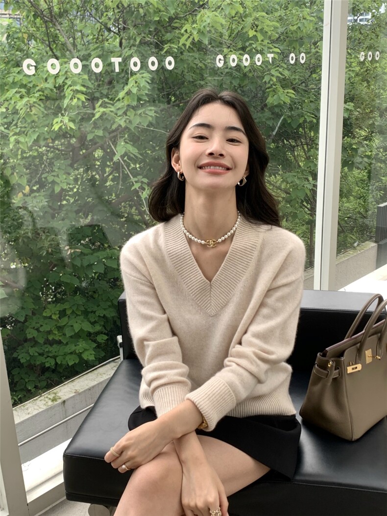V领女秋冬复古设计感长袖纯色针织衫上衣图片