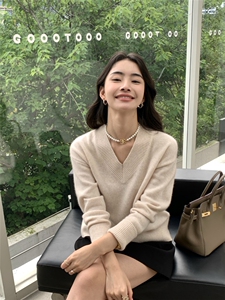 V领女秋冬复古设计感长袖纯色针织衫上衣图片