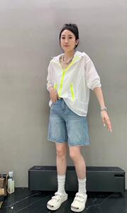 亮色拉链设计连帽防晒外套图片