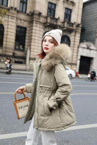 2021冬款上新大毛领袖口腰间抽绳设计休闲90绒羽绒服，女装羽绒服，红雀纺