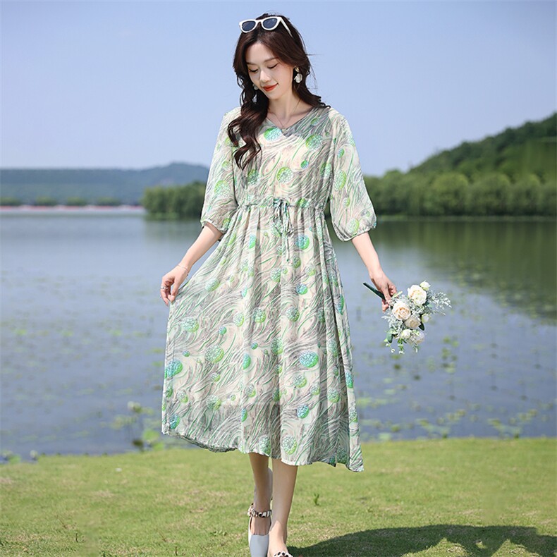 高端时尚V领碎花天丝雪纺连衣裙女2025夏季新款宽松显瘦度假裙子,女装连衣裙,凝聚力
