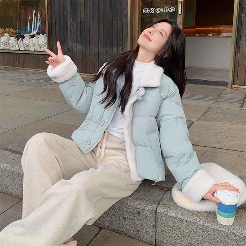 蓝色羊羔毛拼接羽绒服女短款2025冬季新款今年流行小个子保暖外套图片